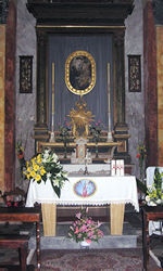 l'altare della chiesa della Madonna della Cava